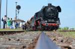 Sommerfest im Traditionsbahnbetriebswerk Staßfurt: 44 1486-8 vor einem Foto Güter Kieszug 06.06.2015