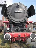 Die 44 1558 der Historischen Eisenbahn Gelsenkirchen im BW Bismarck. In der Mitte ber der Pufferbohle ist die Schutzhlse des 3.Zylinders gut zu sehen. 31.03.2007