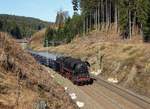 Am 26.02.17 ging die IGE Winterfahrt mit 44 1486-8 und 44 546 weiter von Gera bis Lichtenfels. In Saalfeld/Saale musste 44 1486-8 vom Zug wegen einem Defekt. 44 546 blieb zwischen Saalfeld/Saale und Probstzella auch liegen. Es ging aber bis Probstzella weiter. Dort setzte 151 059-3 als Schublok an. Hier der Zug zu sehen bei Steinbach am Wald.