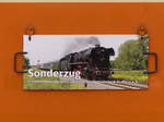 Die 44 1486-8 wurde von den Eisenbahnfreunden aus Staßfurt auf einem Metallschild samt Sonderzug an ihren MITROPA-Speisewagenam angebracht; 09.09.2017