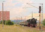 44 1486-8 (Schneider 4728, Bj. 1943) der Eisenbahnfreunde Staßfurt wartet am Abend des 03.06.2018 mit dem Salzlandexpress am Ausfahrsignal von Zielitz.