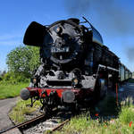 Ein von der Dampflokomotive 44 2546-8 gezogener Sonderzug überquert Anfang Juni 2019 ein Bahnübergang bei Oettingen.