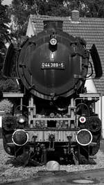 044 424-0 stammt aus dem Jahr 1941 und ist als Denkmallokomotive in Altenbeken ausgestellt. (Juli 2019)