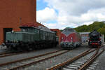 Mitte April 2024 standen im Eingangsbereich des Eisenbahnmuseums in Bochum diese drei Lokomotiven als Vertreter der drei gängigsten Antriebsarten Elektro (E94 080, 1942), Diesel (V 200 017, 1957) und Dampf (044 377-0, 1942).