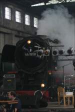 Offener Tag der Historischen Eisenbahn Gelsenkirchen im BW Gelsenkirchen-Bismarck am 1.August 2009: Die dampfende 44 1558 bildet den Kontrast zu moderner Konzerttechnik.