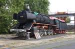 44481, eine von Henschel gebaute schwere Güterzuglok der DB, wartet im Innenhof des Technik Museum Kassel auf Unterstand in einer Halle.