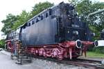 EMDEN, 21.06.2022, ausgemusterte Dampflok 043-904-4 auf dem Bahnhofsvorplatz (ex: 44 903; ab 1955 wurden Dampfloks der Baureihe 44 mit einer Ölhauptfeuerung versehen, diese führten bei der DB im neuen EDV-gerechten Nummernschema ab 1968 bis zur Ausmusterung die Baureihenbezeichnung 043)