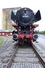 EMDEN, 21.06.2022, ausgemusterte Dampflok 043-904-4 auf dem Bahnhofsvorplatz (ex: 44 903; ab 1955 wurden Dampfloks der Baureihe 44 mit einer Ölhauptfeuerung versehen, diese führten bei der DB im neuen EDV-gerechten Nummernschema ab 1968 bis zur Ausmusterung die Baureihenbezeichnung 043)