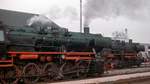 Anfang Dezember 1975 stehen 050 419-1 und 052 722-8 mit ihren Güterzügen nach Ulm abfahrbereit im Bahnhof Ehingen.