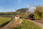 50.2998 verlässt den Bahnhof Epfenhofen in Richtung Blumberg-Zollhaus.