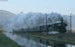 50 2740 (Bzw 052 470-8) der UEF und 58 311 (Zugschluss) am Kanal in Haslach 3.1.09