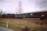 VSE 50 3616 fhrt am Ende des ostersonderzuges von Schwarzenberg nach Thalheim/Erzg.Hier am Bahnbergang am Ortsausgang Zwnitz in Ri.Dorfchemnitz