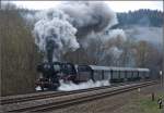 Auf die versptete 50 2740 war lang gewartet worden, die Ausfahrt aus Gerolstein war fotogen.