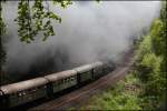 52 8195 schiebt den Pendelzug nach.