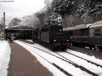 05.12.2010: Die 52 740-8 (eigentlich 50 2740) rangiert im Bahnhof Bad Herrenalb an das andere Zugende.