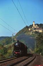 50 2179 dampft im September 2009 bei Hamersheim unterhalb der Burg Hornberg durchs Neckartal.