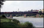 Auf dem Weg nach Jagstfeld überquert hier am 26.6.1993 um 16.43 Uhr die DB Museumslok 50622 mit ihrem Sonderzug die Neckarbrücke zwischen Bad Wimpfen und Bad Friedrichshall Jagstfeld.