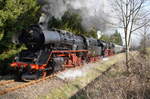 50 3648-8 als Vorspannlok und 52 8131-6 als Zuglok mit dem Sonderzug kurz vor Altenberg (Erzg.) am 09.04.2017