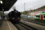 Soeben hat am Morgen des 07.10.2017 50 380 des Dampflokwerkes Meiningen ihren Sonderzug auf Gleis 1 im gleichnamigen Bahnhof bereitgestellt.