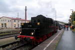 Gerade hat 50 380 des DLW Meiningen am 07.10.2017 im Meininger Bahnhof an ihren Sonderzug nach Arnstadt heranrangiert und wird nun angekuppelt.