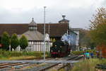 50 380 am 07.10.2017 im Rahmen einer Sonderzugveranstaltung der Nostalgiereisen Bebra e.V. auf Umsetzfahrt im Bahnhof Bad Salzungen. (Bild 4) Sie hat bereits das Gleis gewechselt und setzt jetzt zurück, um ihren Zug zur Weiterfahrt nach Arnstadt erneut zu übernehmen. Als Kulisse fungiert hier das bekannte Gradierwerk, welches für Kuren im Rahmen der Lungentherapie genutzt wird und als das schönste in Deutschland gilt.