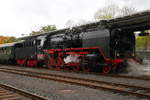 50 380 vom Dampflokwerk Meiningen, am 07.10.2017 vor einem Sonderzug der Nostalgiereisen Bebra .e.V., abfahrbereit in Richtung Arnstadt, im Bahnhof Bad Salzungen.