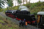 Während des Fotostopps von 50 380 mit dem Meininger Sonderzug am Haltepunkt Altersbach, gibt es am 07.10.2017 noch einen kleinen Gedankenaustausch von Zugpersonal und Bahnfans.