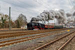 Im Rahmen des Bahnhofsfestes am 24.03.2018 in Treysa, boten die zugehrigen Eisenbahnfreunde zwei Pendelfahrten mit der angemieteten Meininger 50 3501 nach Stadtallendorf an. Hier ist die Maschine bei der ersten Fahrt am Vormittag bei der Ausfahrt aus Treysa.