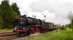 Ein Dampfsonderzug nach Friedberg verlässt den Formsignal-Bahnhof Beienheim.