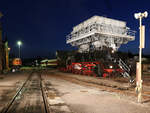 Nachts im Bw Chemnitz-Hilbersdorf. In Vorbereitung ihrer nchsten Dienste fhrt 50 3648 unter den Kohlehochbunker. Im Hintergrund warten 118 141, 132 426 und eine weitere 132.
(Fotoveranstaltung 19.06.2021)