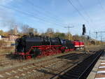 DLW 50 3501 und MaS 112 481-7 setzen am 30.10.2021 in Neudietendorf an das Zugende des D 79648 nach Eisenach, um diesen bei der Fahrt durch den Thringer Wald nach Meiningen zu untersttzen.