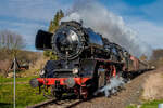 Die 50 3648 des sächsischen Eisenbahnmuseums aus Chemnitz unternahm am Karfreitag den 07. April 2023 eine Sonderfahrt von Chemnitz über Döbeln - Roßwein - Nossen - Meißen und Radebeul nach Dresden. Am Bahnübergang in Mahlitzsch bei Niederstriegis konnte ich sie schön im Sonnenlicht fototechnisch festhalten.