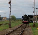 DR 50 3708-0 mu mit ihrem Sonderzug von Freyburg (Unstrut) nach Halberstadt im Bf Laucha (Unstrut) die Kreuzung der RB nach Naumburg abwarten.