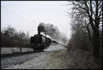 Volles Rohr hämmert die Dampflok 50 380 (MDV) als Vorspannlokomotive mit der 64 518 als Zuglok und 23 058 am Zugschluss (beide Eurovapor) bei der zweiten Runde mit dem GleisGlück-Sonderzug  Mit Volldampf um Würzburg  am 28.12.2024 in Thüngen das Werntal nach Schweinfurt hinauf. 