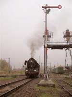 50 3648 steht an der Diesellokbesandung im BW Chemnitz Hilbersdorf, links schleicht sich ein Regionalexpress mit Dostos durchs Bild, rechts der ehemals in Zwnitz abgestellte Nullserienwagen, wenn nicht sogar Prototyp eines zweiteiligen DBx, 27.10.07