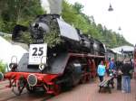 50 3539 am 22.08.2004 beim Bahnhofsfest in Bad Herrenalb. Die Lok hat gerade einen Sonderzug aus Ettlingen nach Bad Herrenalb gebracht. Mit dem Plakat wird an 25 Jahre Zusammenarbeit zwischen den Ulmer Eisenbahnfreunden und der AVG erinnert. 