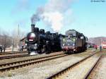 Lokwechsel im Bahnhof Vejprty (ehem Weipert): Die 434 2186 und die 423 094 (verdeckt durch die 50'iger) bernehmen am 18.02.2007 den Eisenbahnromantiksonderzug von der Chemnitzer 50 3648-8.