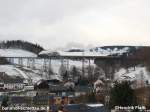 Hier die berfahrt des Pendelzuges Schlettau - Schwarzenberg ber das Markersbacher Viadukt.