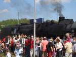 Viele Leute wollten die BR 50 aus der Nhe sehen, da war leider kein Durchkommen um ein paar Detailaufnahmen zu machen.Danach sind viele in den Bahnhof Stockheim um die Modellbahnanlage zu besuchen. Eine H0-Anlage, die so gut wie fertig ist, und eine LGB Anlage, nach schweizer Vorbild. Unter anderem mit einem Nachbau des Viadukts von Brusio.