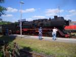 Hier ist die BR 50 der Eisenbahnfreunde Hanau zu sehen, welche anllich der Erffung des Wochenendverkehrs auf der Niddertalbahn einen lngeren Stopp im Bahnhof Stockheim macht.