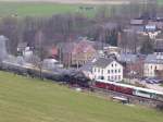 Im Dezember 2006 treffen im Bahnhof Markersbach 50 3648 und zwei Ferkeltaxen aufeinander.