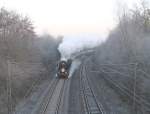 50 3708 ist am 11.12.2004 um 8.20 mit ihrem Sonderzug Vienenburg-Erfurt sdlich von Gttingen an der Abzw. Grone unterwegs.