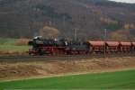 50 3708 mit einem Schotterzug am 15.11.2008 kurz hinter dem Bahnhof Freden(Leine).