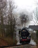 50 3648 qult sich bei ihrer Abschiedsfahrt die Steigung zum Markersbacher Viadukt hinauf.