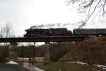 50 3648-8 berquert am 28.03.09 die Zschopau Brcke in Schlettau.