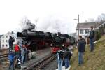 Dichtes Fotografen-gertrnge bei Doppelausfahrt von 50 3648-8 und 99 773 am 28.03.09 in Cranzahl.