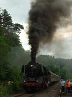 50 3552 lsst Dampf ab.Kurz vor der Abfahrt mit ihrem Dampfpendelzug.Am Zugschluss hing 260 109-4.Der Grund fr die Pendelfahrten war die Teilerffnung der Brexbachtalbahn.Grenzau 1.6.09