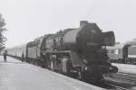 50 3682-7 des Bw Gsten steht am xx.07.1985 mit dem P3226 Erfurt - Magdeburg im Bf Sangerhausen. Die BR 50 bespannt nur als Ersatz fr eine 41er diese Leistung.