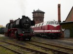 50 3682-7 und 118 692-3 am 23.10.09 bei einer Fotoveranstaltung fr Eisenbahnfreunde unter dem Wasserturm in Salzwedel.