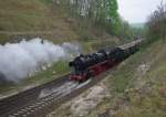 Fortsetzung der Bilderserie des 2. Bebraer Dampflokfests: Nachschuss auf den ersten Zubringerzug aus Sontra kommend Richtung Bebra am Morgen des 01.05.2010. Aufgenommen bei Berneburg. Jetzt ist 50 3610 Schublok.